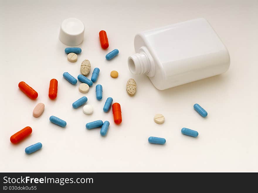 Outputs pills out of a bottle