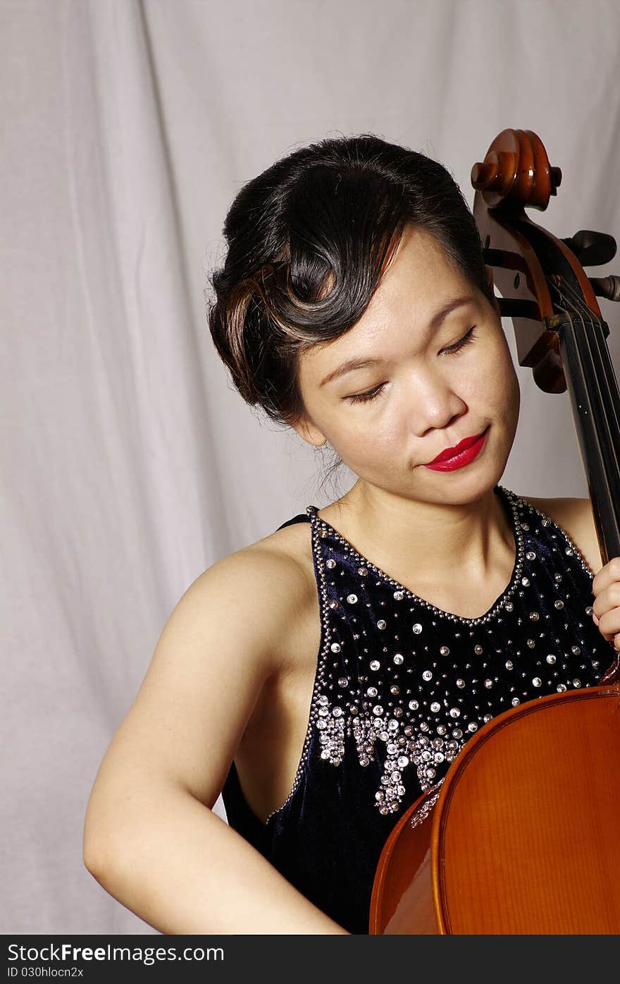 Portrait of woman play cello