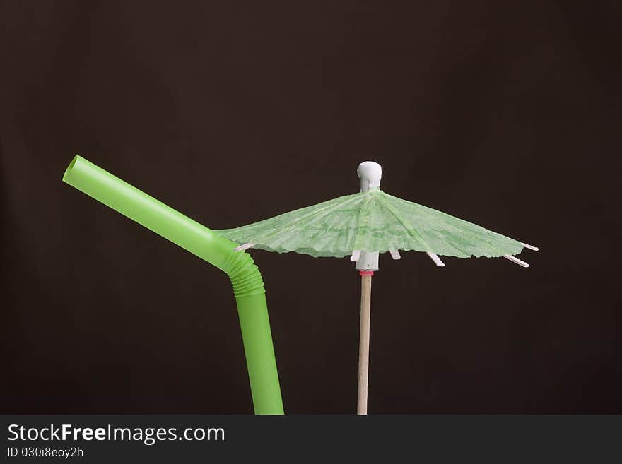 Paper umbrella and tubule to decorate the glasses with a cocktail.