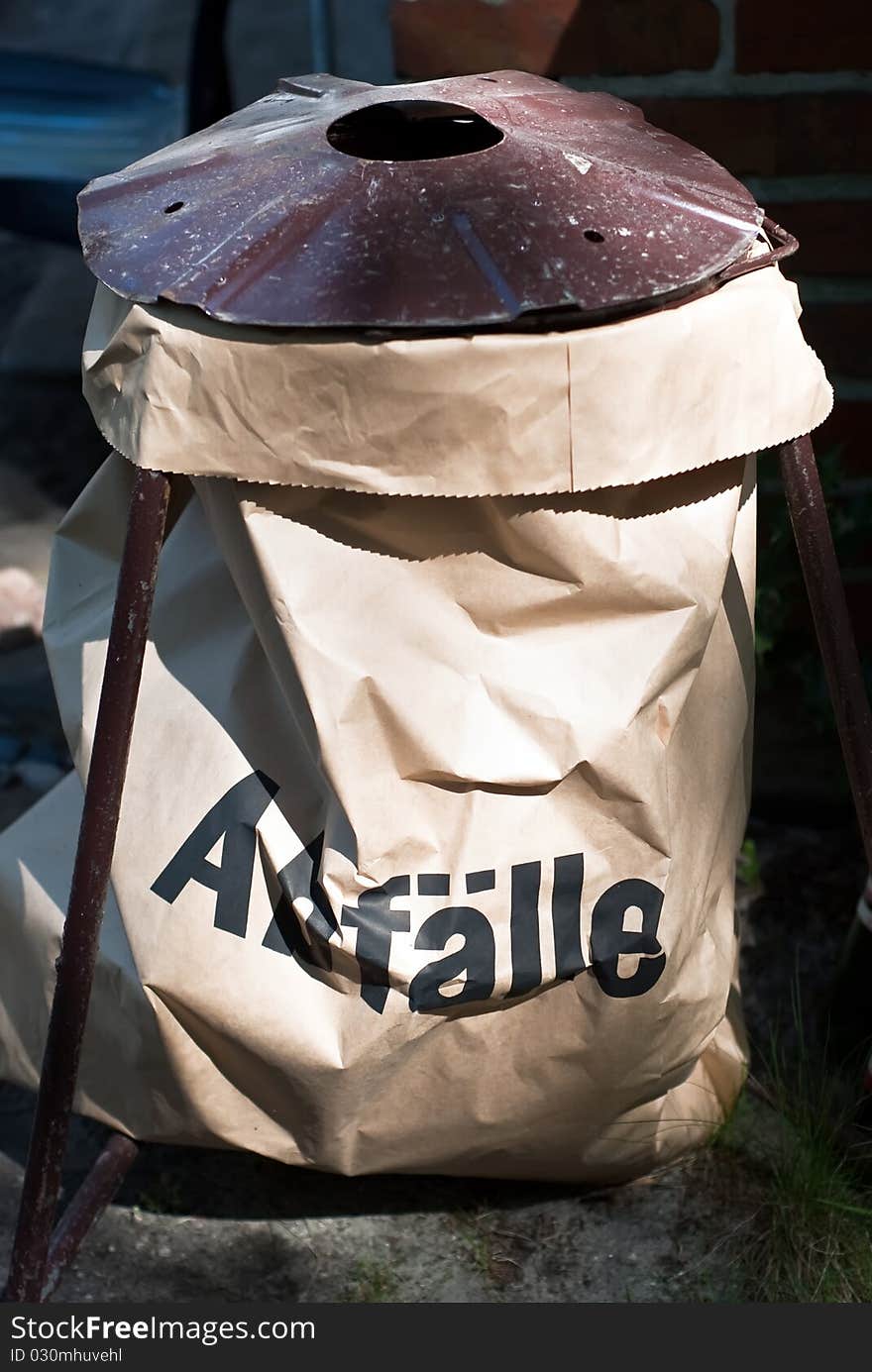 Rubbish bin for paper waste