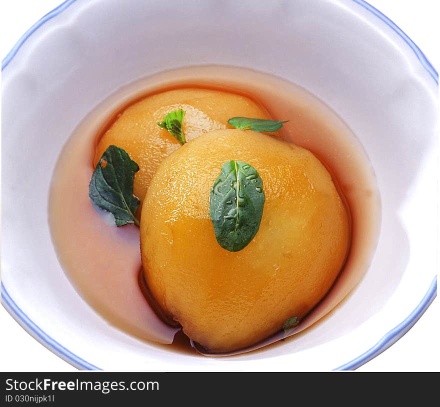 Peach syrup is a fresh dessert with mint