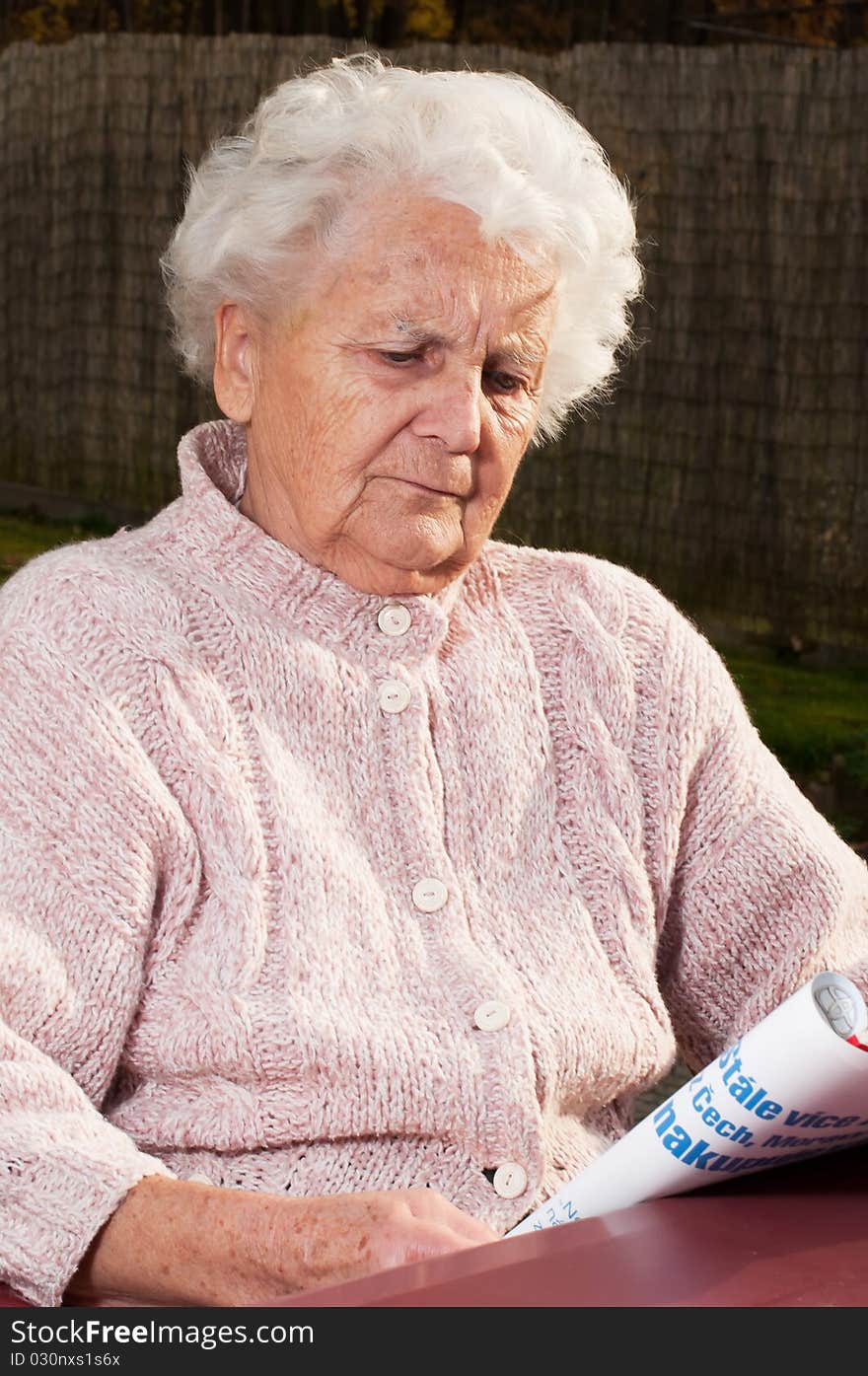 Portrait of a senior woman, picture taken during the daytime.