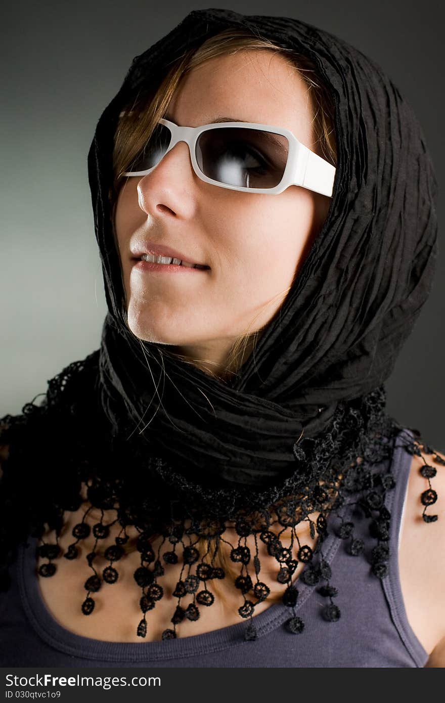 Portrait of a woman with sunglasses