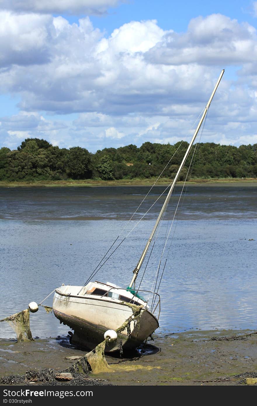 Voilier dans une anse en Bretagne. Voilier dans une anse en Bretagne