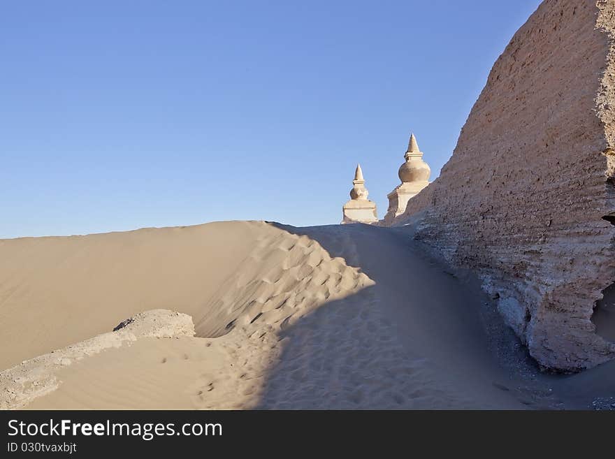 The black city of E Ji Na Qi is located in the A La Shan Meng forehead helping the east accepting River lower reaches , Badan Jilin desert border , black city are ancient capital of west Xia Guo that the north item race of Party builds