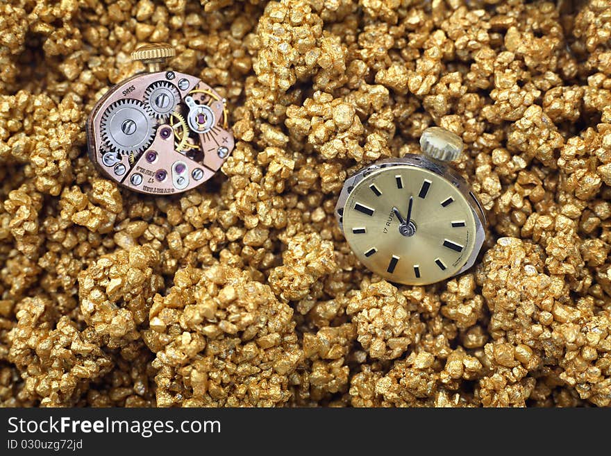 The mechanism of analog watch on the golden sand