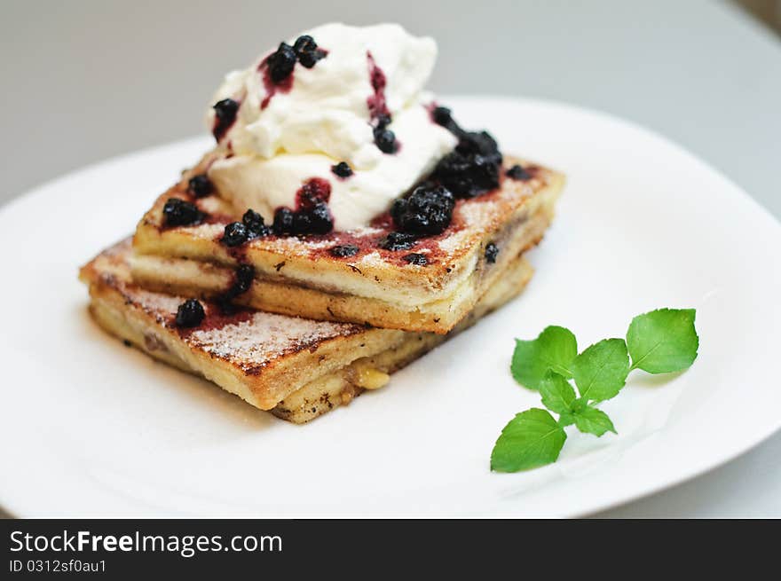 Banana and blueberries sandwich