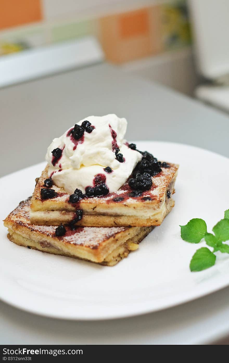 Banana and blueberries sandwich