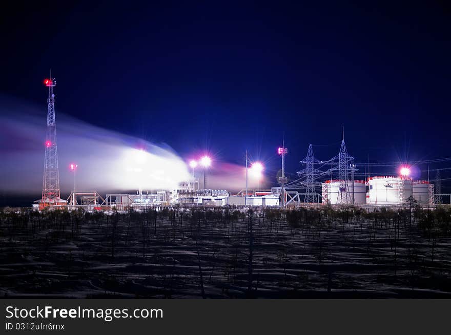 Night view of the refinery.  smoke plume in the winter sky in Western Siberia. Night view of the refinery.  smoke plume in the winter sky in Western Siberia.