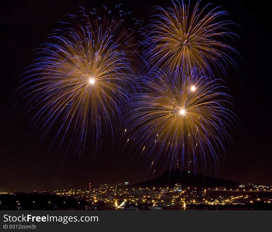 An image of beautiful fireworks celebration of the Bicentennial international Balloon festival 2010 León Guanajuato México