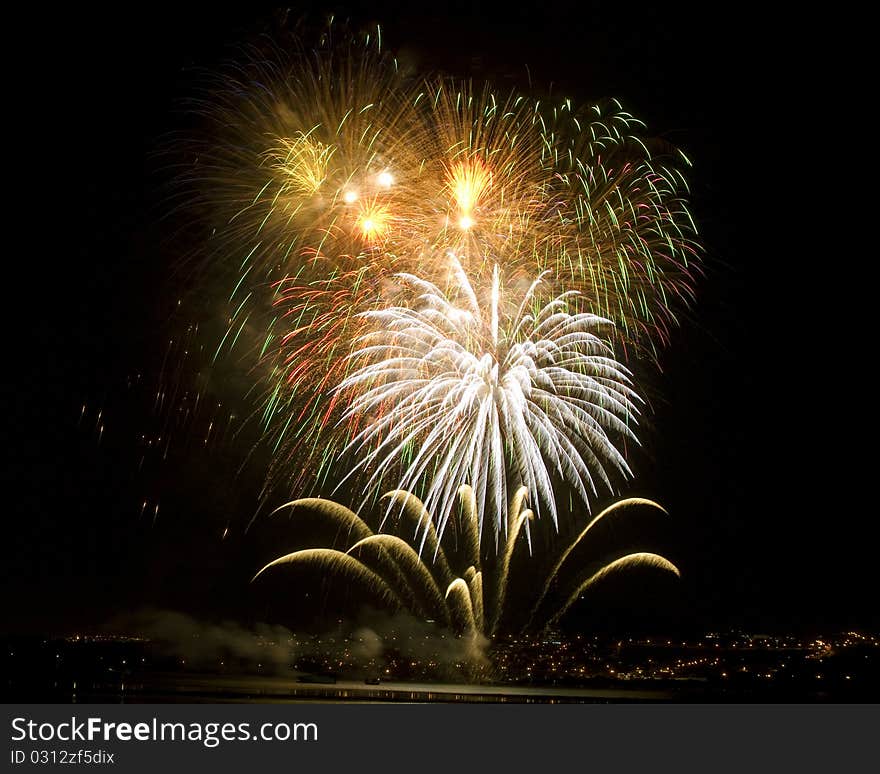 An image of beautiful fireworks celebration of the Bicentennial international Balloon festival 2010 León Guanajuato México