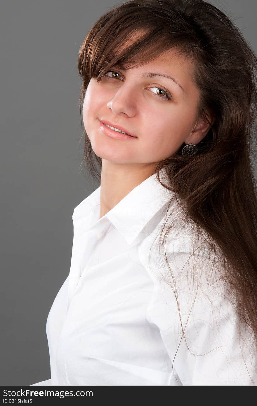 Portrait of a beautiful young woman smiling