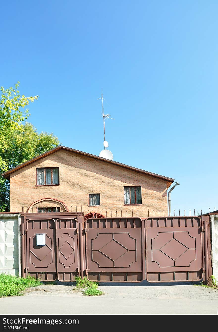 Cottage in the concrete fence and metal vorotmi. Cottage in the concrete fence and metal vorotmi.