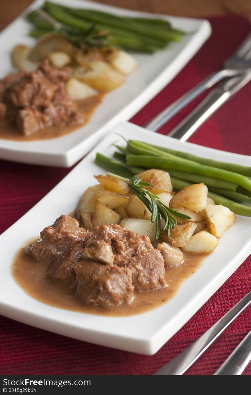 Marinated beef steaks with roasted potatoes and green beans