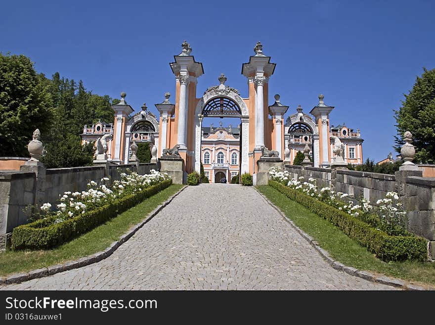 Castle New Castle - the road to the richly decorated three-gate. Castle New Castle - the road to the richly decorated three-gate