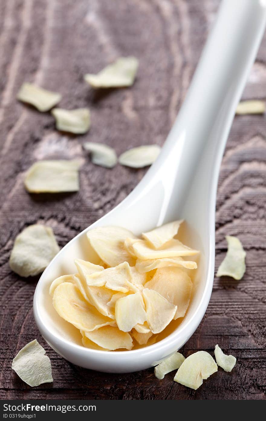 Garlic flakes on spoon