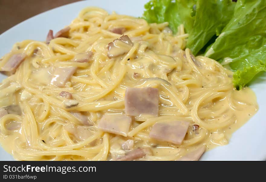 Cabonara spaghetti with ham and mushroom