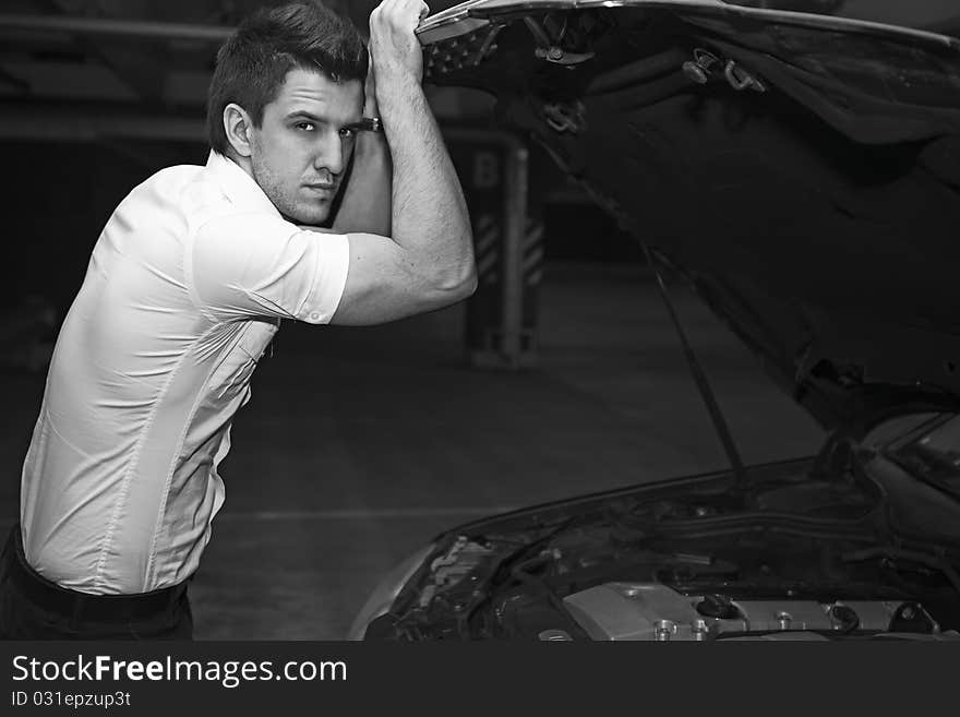 Young man car mechanician. Photo.