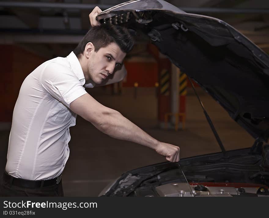 Young man car mechanician. Photo.