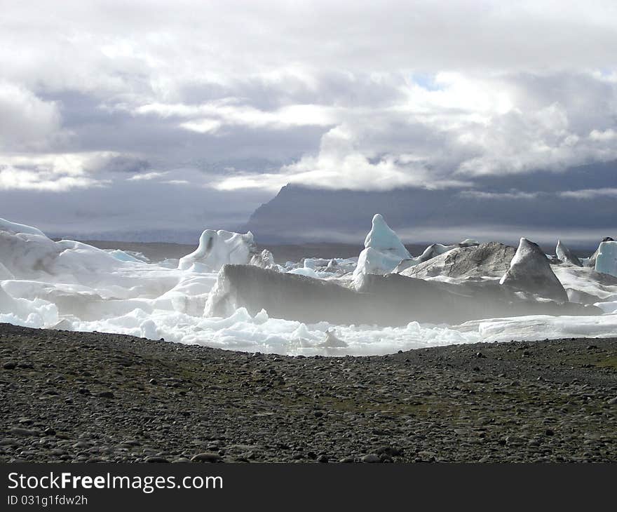 The mysterious “Jokulsarlon lake” in Iceland