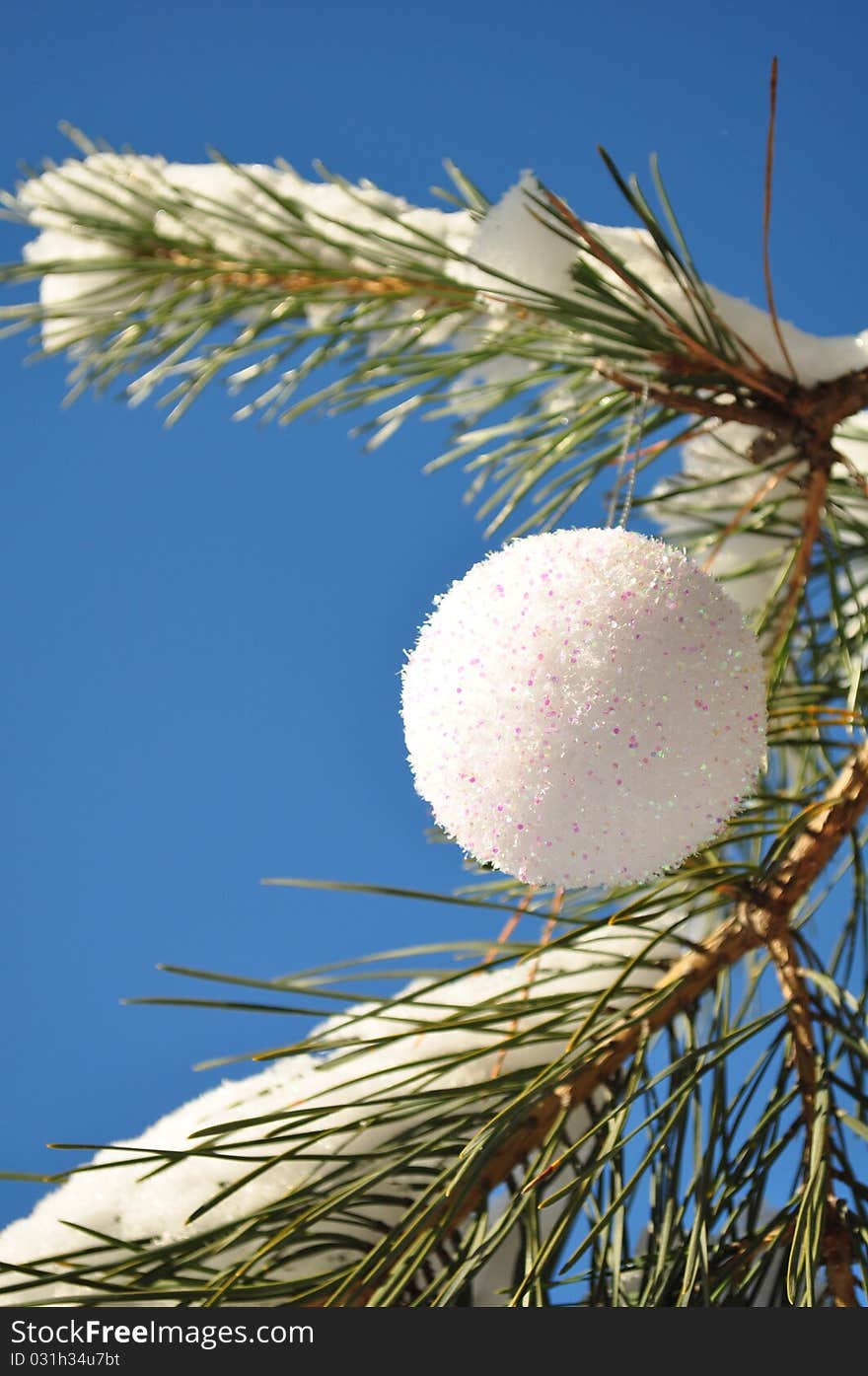 White ball, round balloon