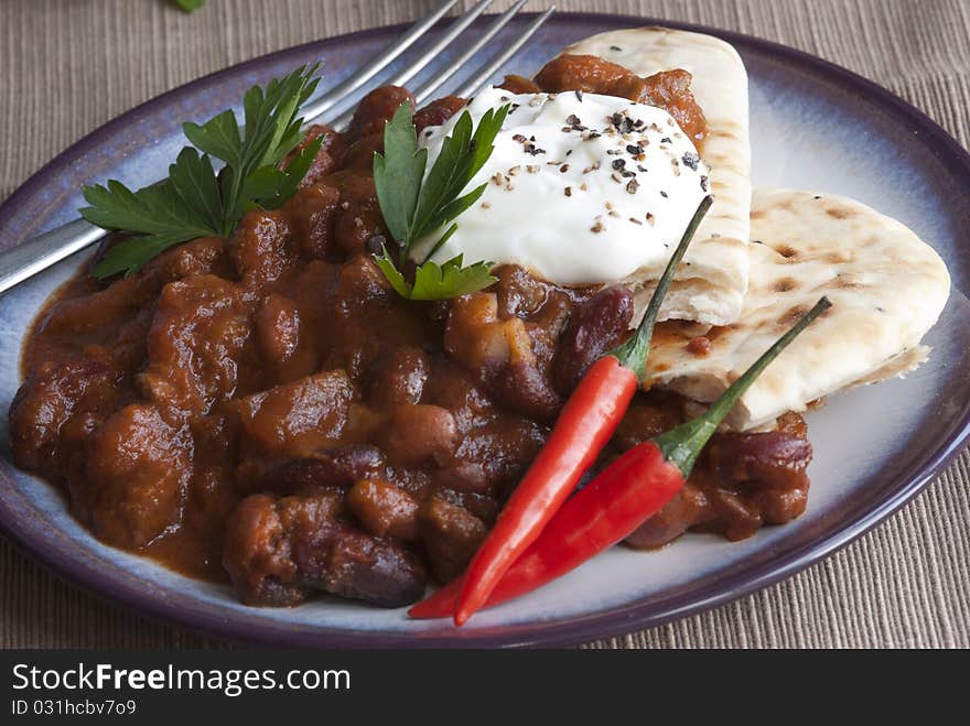 Chilli con carne with Greek yogurt and pitta bread