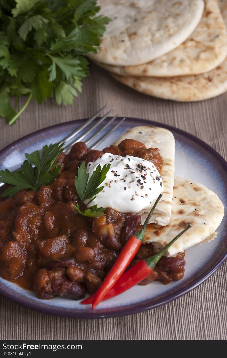 Chilli con carne with Greek yogurt and pitta bread