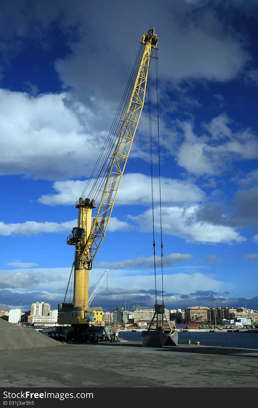 Crane for general cargo in the port of Alicante.