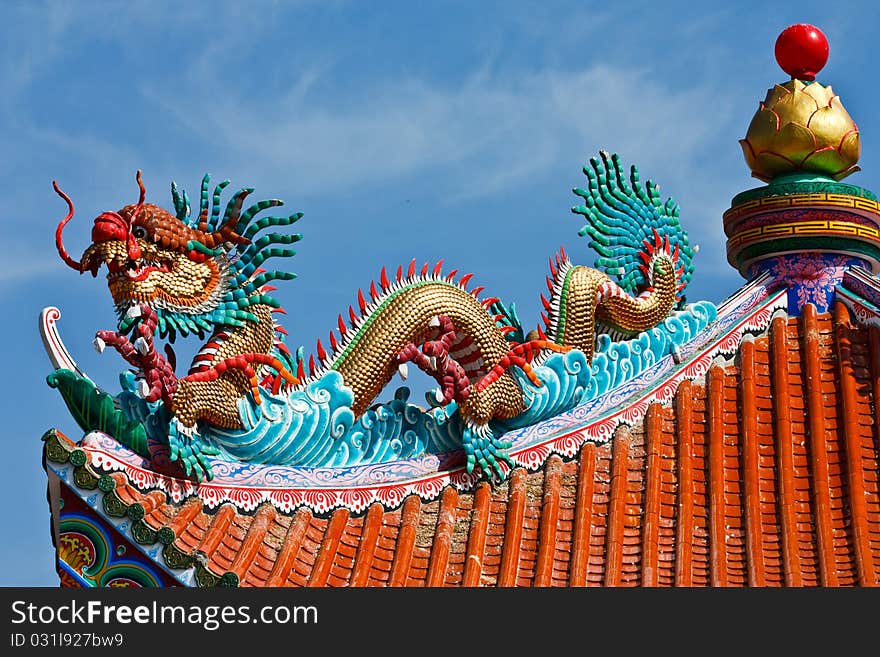 Dragon statue on Chinese style roof