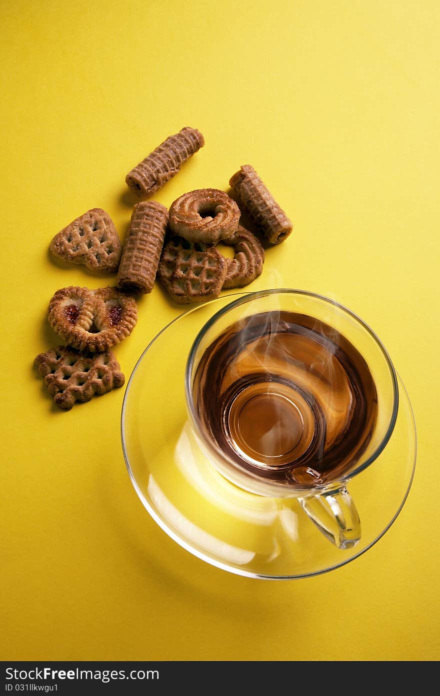 Cup of hot tea with chocolate cookies