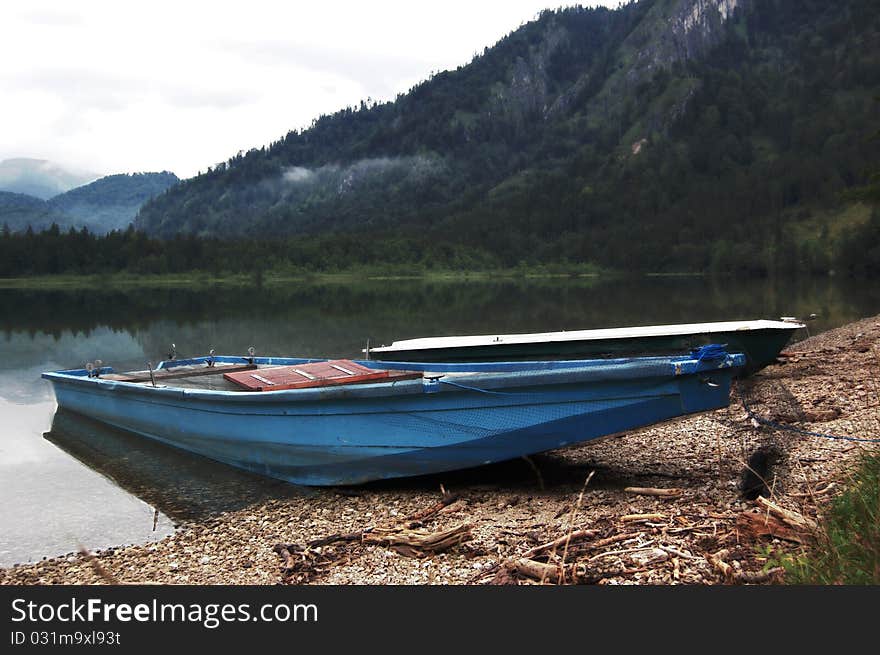 Old rowing boat on the banks of the Offensee in upper austria.