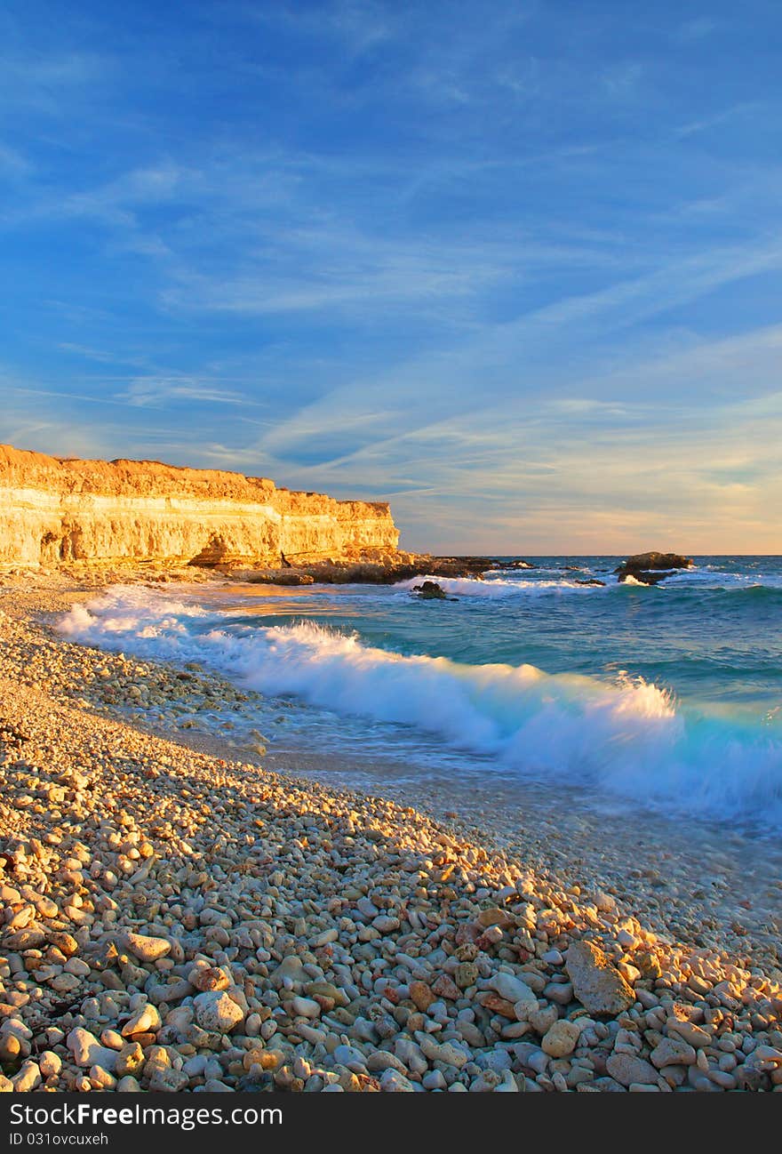 Line of the seashore with turquoise wave