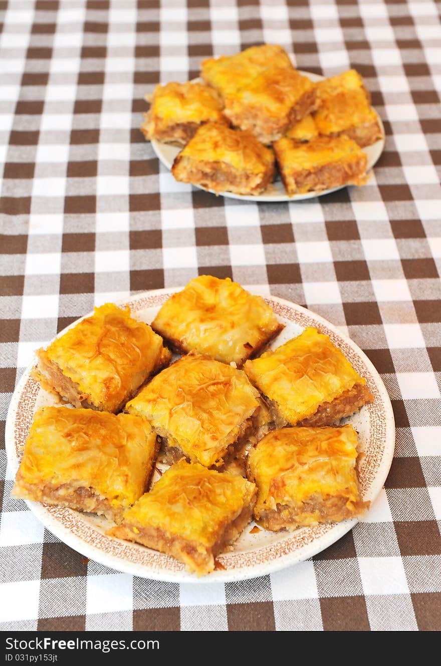 Two plates with apple pie on a table