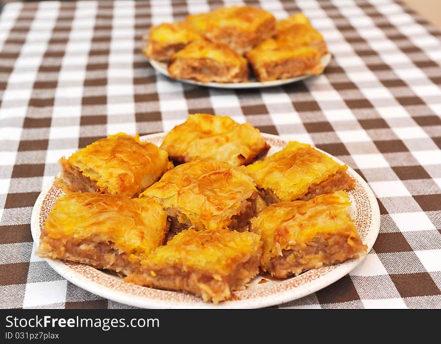 Two plates with apple pie on a table