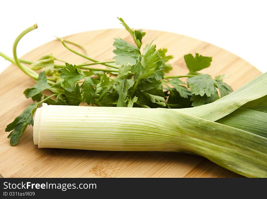 Leek and parsley onto wood plates