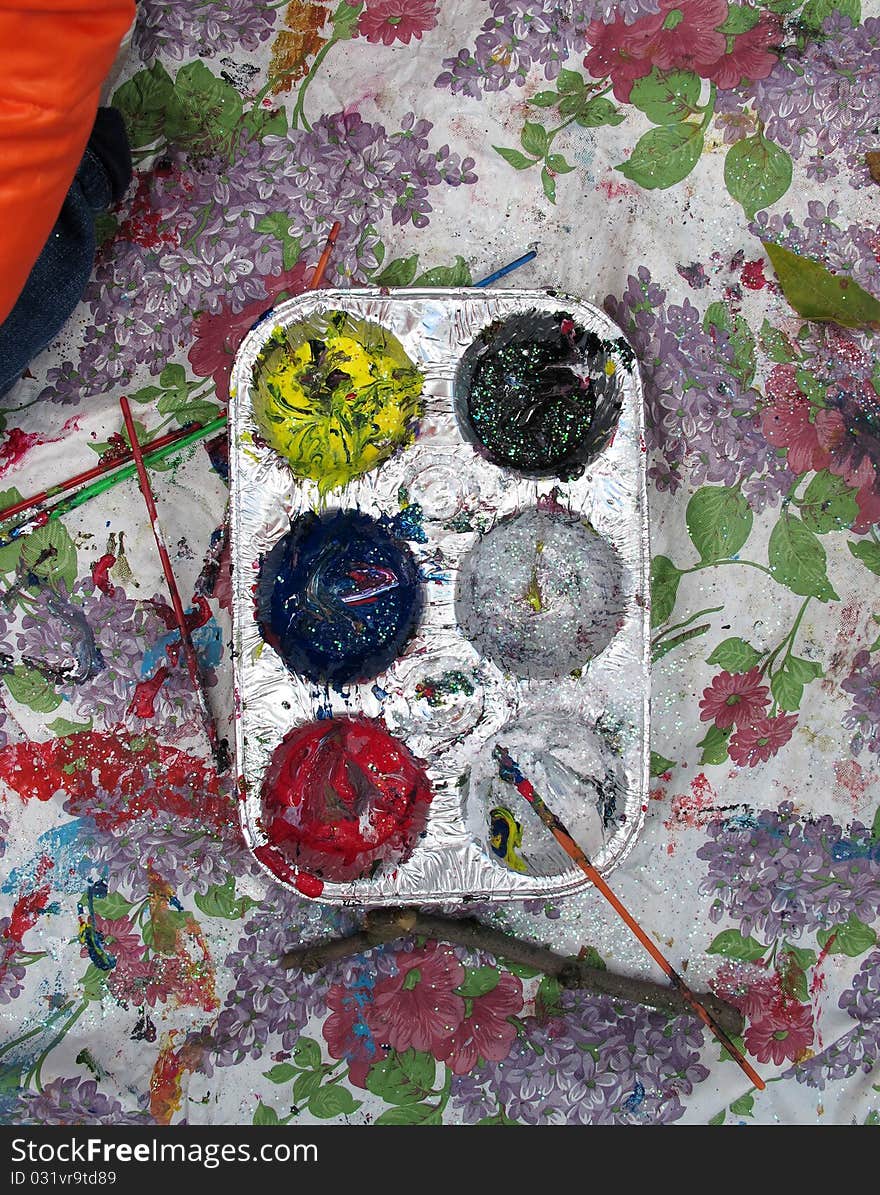 A tray of paint and glitter at a kids' party. A tray of paint and glitter at a kids' party.