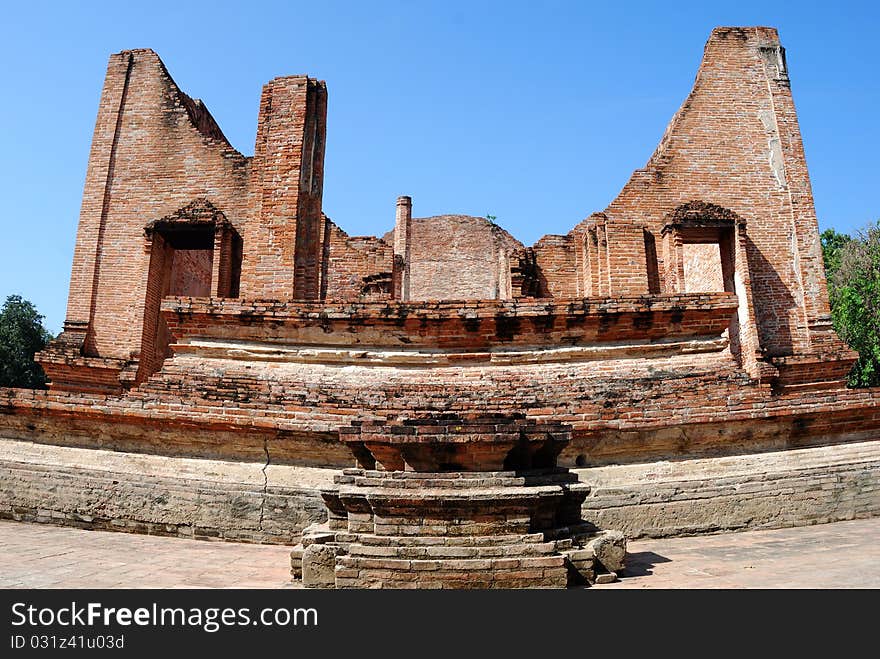 Old vihara - Buddha image hall นพ large hall in a Thai temple