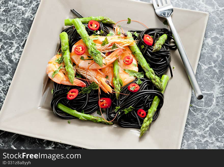 Sepia spaghetti with prawns, asparagus and chilli