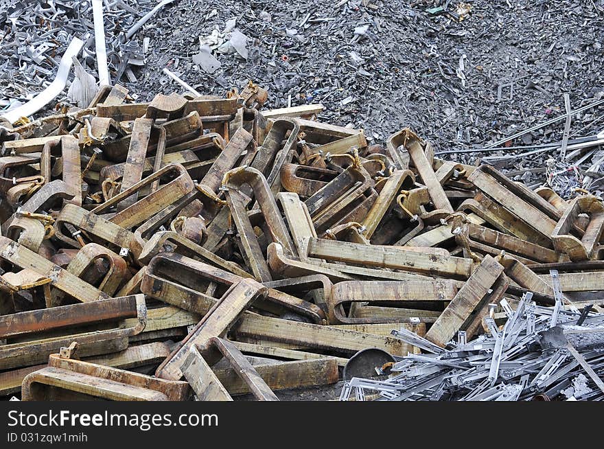 Aluminium scrap in a scrap heap