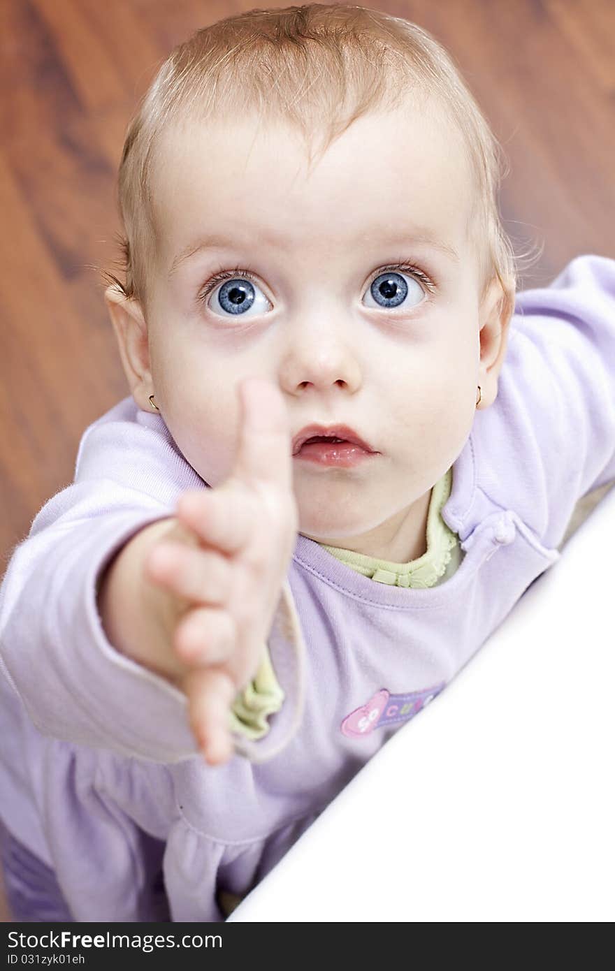 Blue eyes baby - place her hand for help