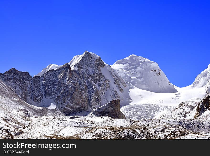 Beautiful shot of snow laden peaks at sikkim, india. Beautiful shot of snow laden peaks at sikkim, india