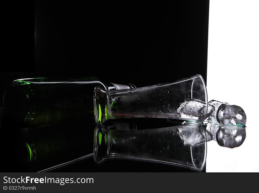 Photo shadow Glass green beer and ice