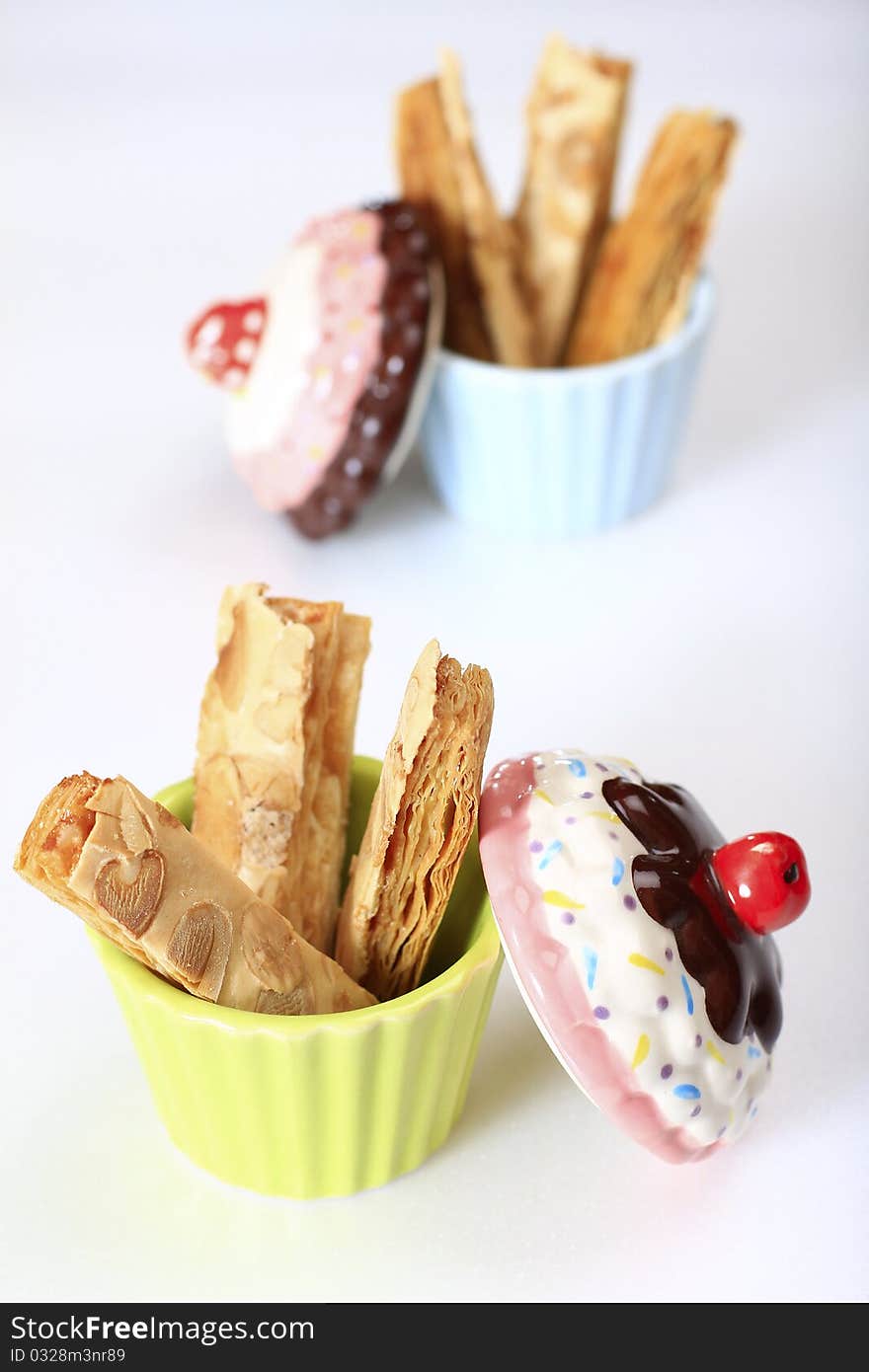 Yummy almond crispy pie in a ceramic cupcake bowl.