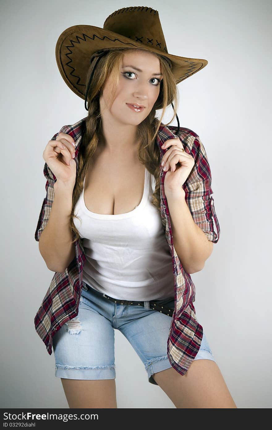 A girl in a cowboy hat