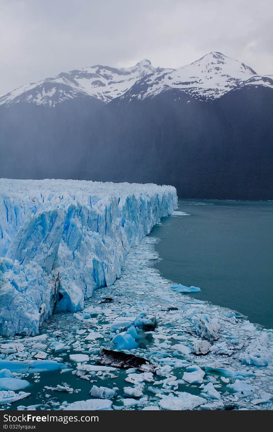 Moreno Glacier and mountains behind