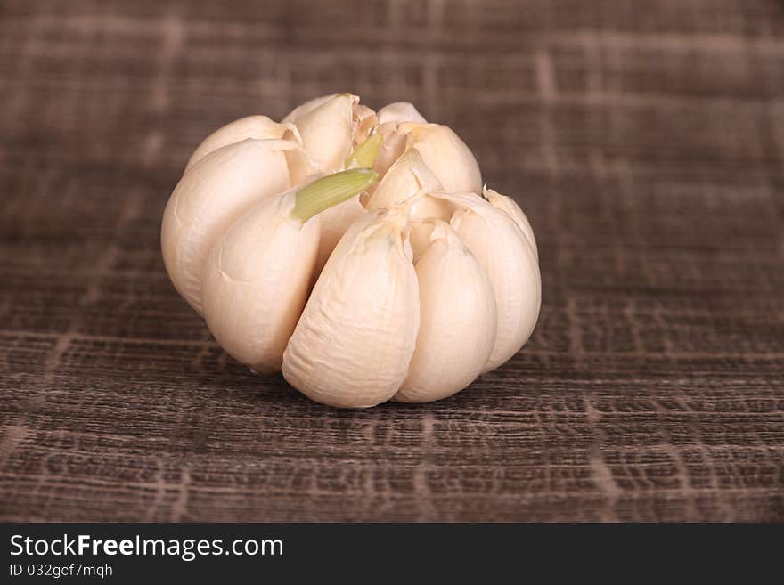 Rustic collection of garlic bulbs and cloth