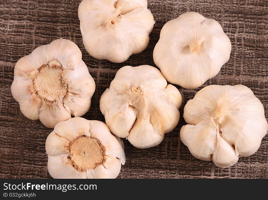 Rustic collection of garlic bulbs and cloth