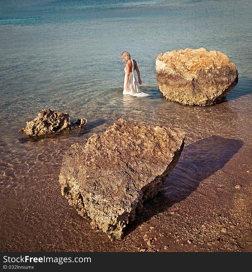 Bride is bathed in the sea beach