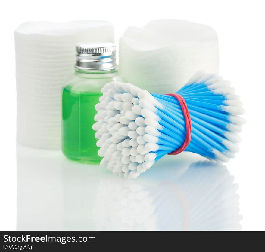 Composition of cleaning accesories
white cotton pads
blue cotton swabs
small plastical green bottle with gel