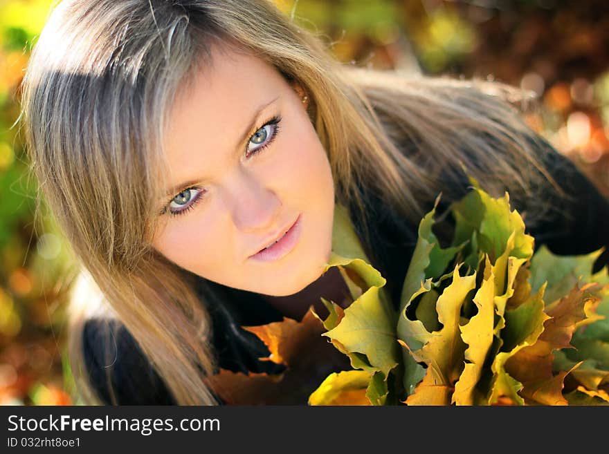 Young beautiful woman with the nature, autumn.